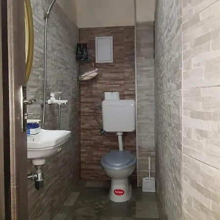 In Near North Station 布加勒斯特